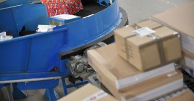 Ponad połowa Polaków czuje winę z powodu ilości plastiku w zakupach online odzieży