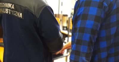 Policjanci z Kościerzyny zatrzymali sprawcę kradzieży forda - grozi mu 10 lat więzienia.