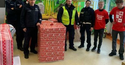 Kościerscy policjanci wspierają rodzinę w Szlachetnej Paczce